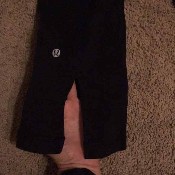 Lululemon Capri size 6 - Picture 3 of 3